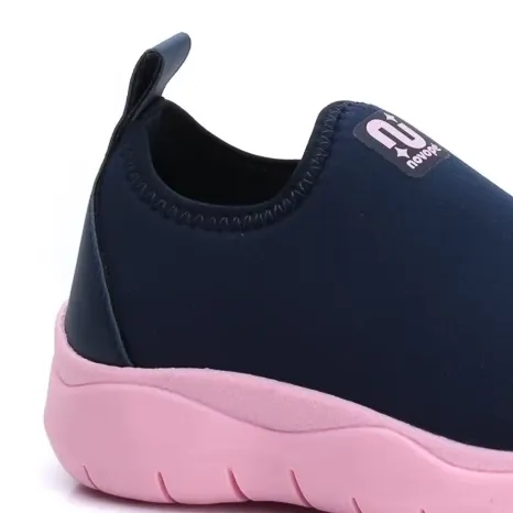 Tênis infantil slip on Novopé azul marinho com rosa mostrando detalhes do solado